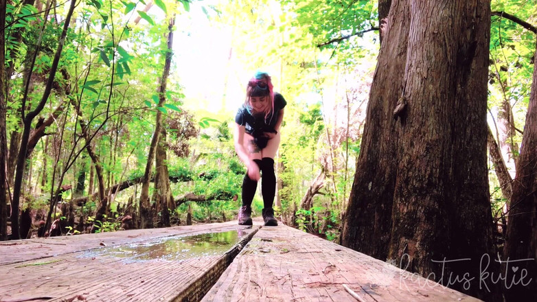 kactus kutie: Pisse sur un pont