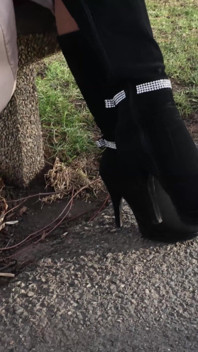 Öffentliche high heels gehen, getragene strumpfhosen und fußspiel