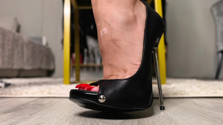 Goddess Lena: Aplastamiento de testículos: más suelto bajo mis talones