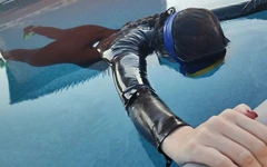 아주 차가운 물 속에서 수영하고 숨을 참아