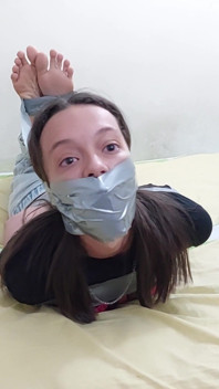 Prima dată pentru Maia, în vârstă de 18 ani: înregistrat și antrenat de mama vitregă și stăpână