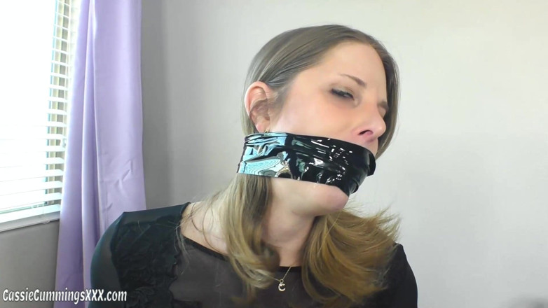 Cassie Cummings: Cubaan Gag BDSM Cassie dan Bercakap