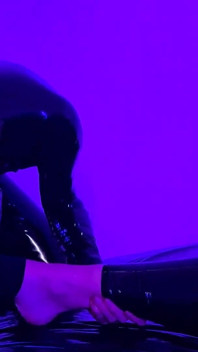 Gimp Cleans Sweaty Feet