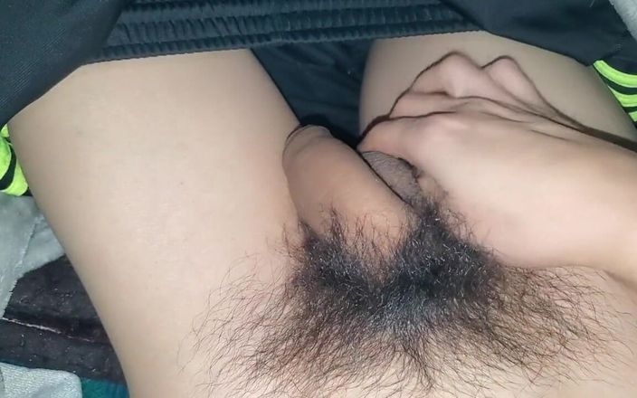 Z twink: Гетеросексуальный мужик в постели показывает хуй соло