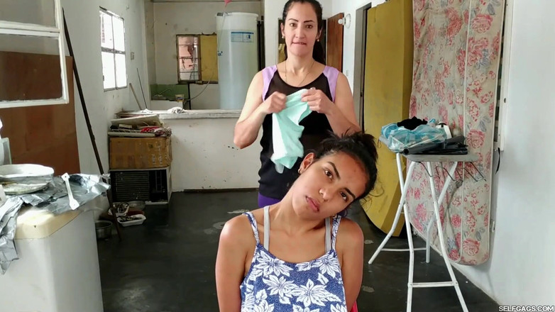 Selfgags Latina Bondage: Latina chica maxima amordazada con enormes bragas xxl grandota