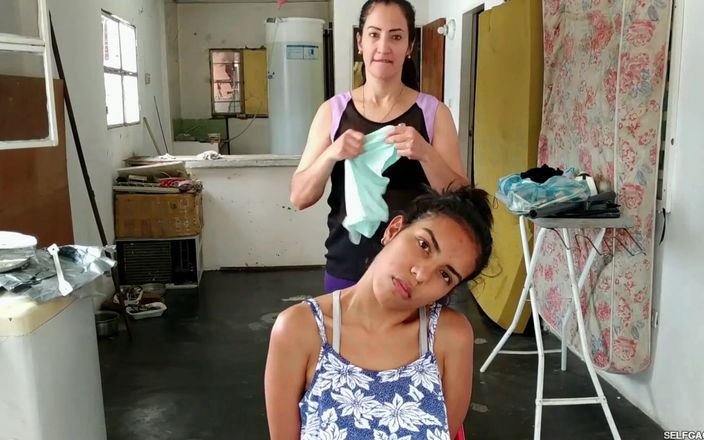 Selfgags Latina Bondage: Latina-mädchen maximal Zeug geknebelt mit humongous xxl bBW höschen!