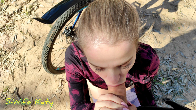 S-Wife Katy: Macecha mě svedla na projížďce na kole, její celá kundička...