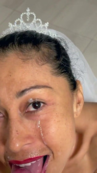 Latina Novia Quiere Que Te Pinte La Cara Con Tu Crema