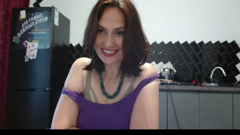 ANGELA_LADY: Máy bay bà già không có người ở cởi bỏ quần áo...