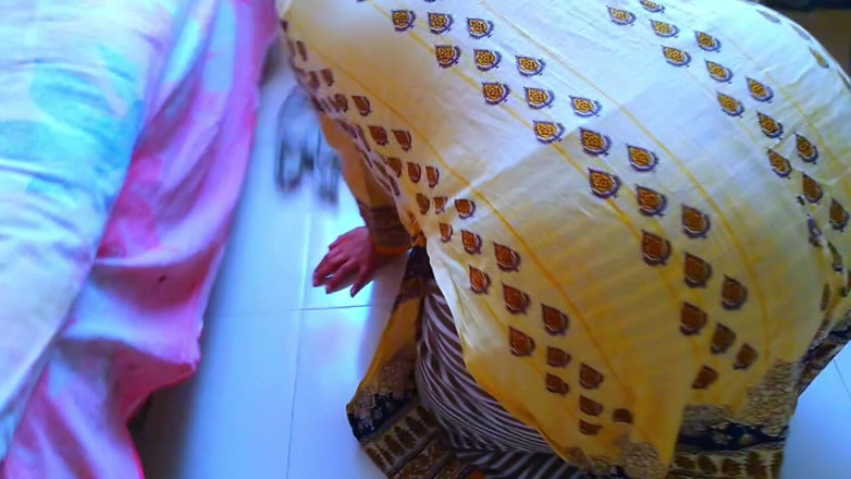 Aria Mia: Bhabhi India Muslim tersangkut di bawah katil semasa membersihkan rumah