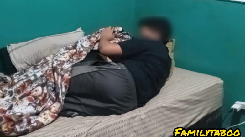 Sofixxx: 抚摸我继妹的婊子，她让我给她按摩