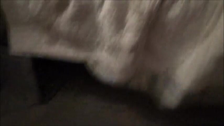 Assbody: Gözlüklerini açık tutarken büyük beyaz ninenin götünü dölle