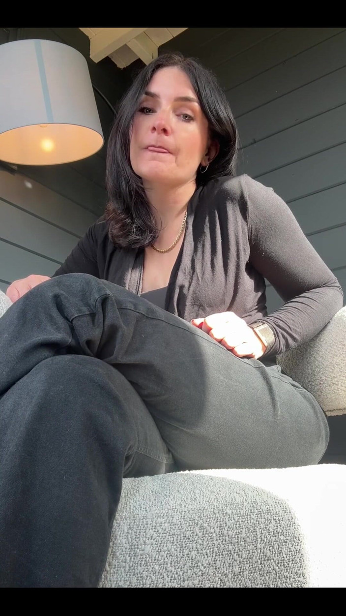 Adreena Winters: L’impôt sur les petites bites est dû !