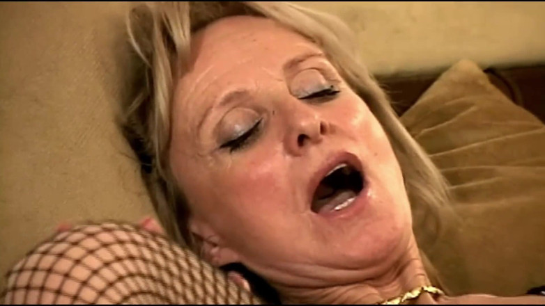 Inthe MILF room: Esta madura toma una bbc en su coño peludo