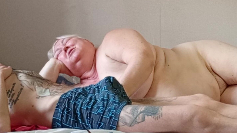 Zona901: Подруга вміло смокче член і ковтає сперму