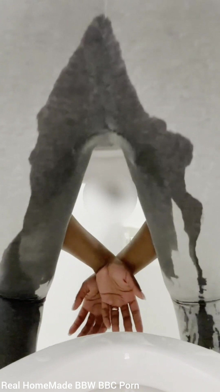 Super sexy ebony cuties: Pissing My Self Wear Grey Leggings