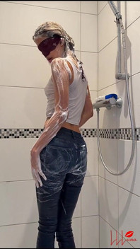 Chuveiro vestido: magrinha asiática molhada em jeans molhados &top molhado - show solo de chuveiro e admiração por corpo molhado