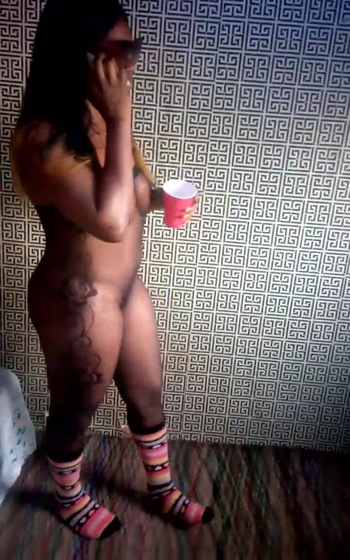 Julietsimeon: Lady skončí s okurkou při čekání, až se její muž vrátí...