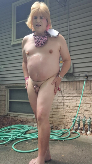 Victoria Lecherri: Bugil dan diminyaki di luar ruangan