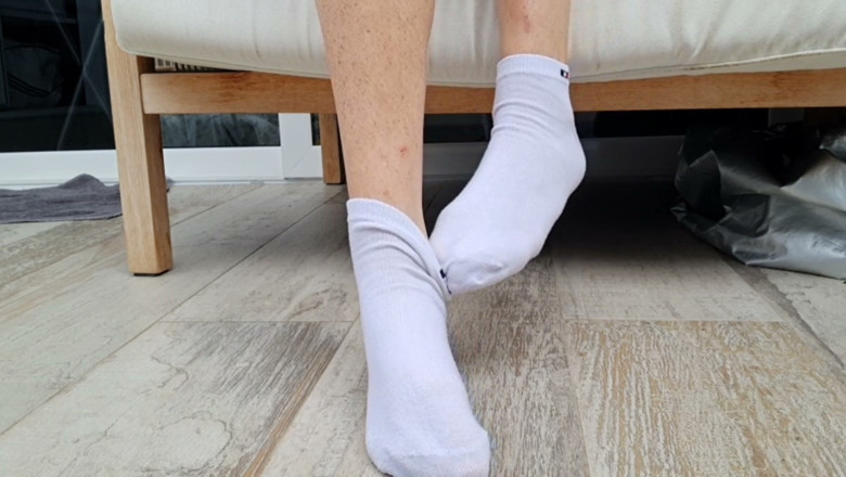 ScottishSweetie: White Ankle Sock Peal &amp; Reveal: Slim Arch and Delicate Toes