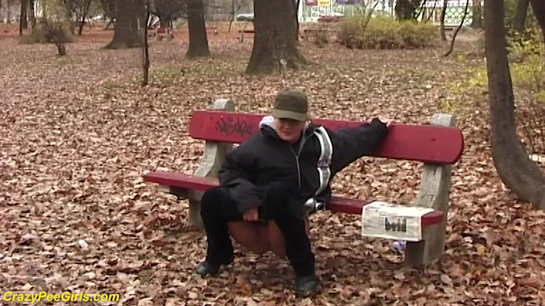 Crazy pee girls: Jovencita meando en el parque