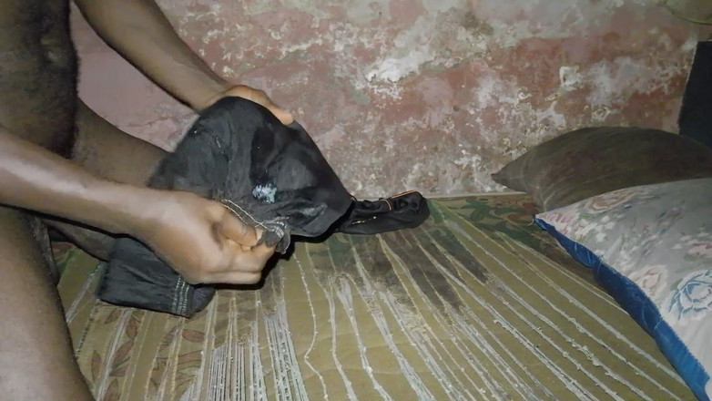 Masturbator emmy: Dans Ma Chambre Rustique, Lit Rustique, Il Y a Beaucoup...