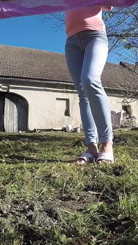 Umezirea blugilor când atârnă rufele