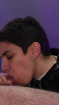 Leche facial en una chaqueta de cuero
