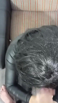 Sexy brunetka přítelkyně v těsných kožených legínách