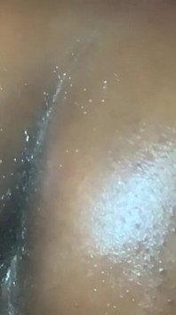 Calda piccola ragazza scuote il suo caldo culo oliato e lo massaggia