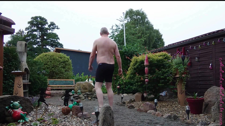 Carmen_Nylonjunge: Gros homme dans la cour avant 1, troncs de nage