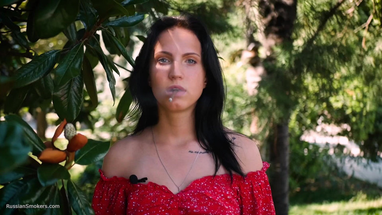 Russian Smokers: Brunetă obraznică în rochie roșie fumând țigară laminată