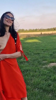Nudité en plein air, j’écarte les cuisses et je pisse
