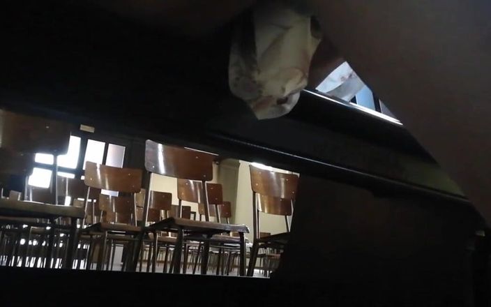 Nicoletta Embassi: 我在真正的意大利教堂里去忏悔时向牧师展示我的奶子
