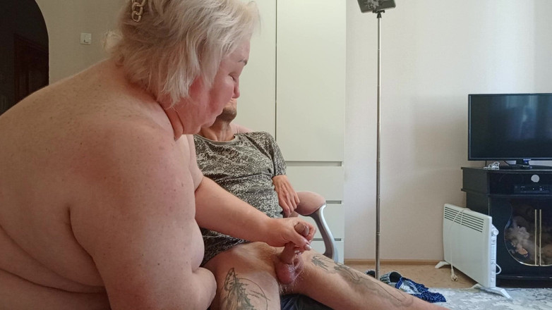 Zona901: Mijn vrouw kijkt toe terwijl mijn vriend mijn lul aftrekt