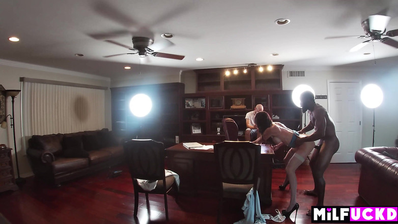 Milfuckd: Výkonný rekord společnosti přestávky v jejím novém umělci Bts