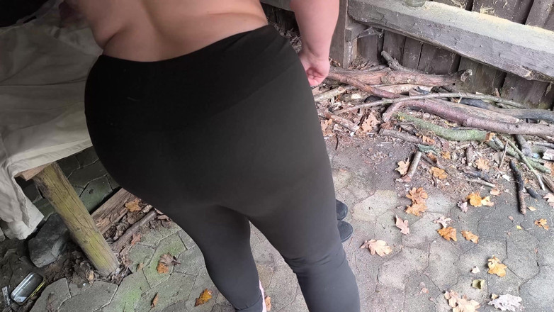 Bouncy Tits Action: 非常坚硬的阴户和奶子拍打棚子