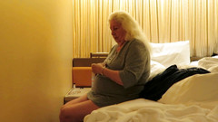 BBW nurse Vicki adventures with friends: 性感的奶奶穿着膝盖高 4 U