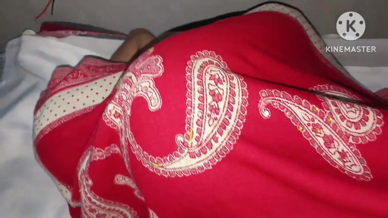 Savita5343: Den yngre styvbror knullade sin styvsyster bakom