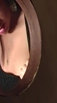 Tante seksi rambut cokelat lagi asik nyepong kontol di gloryhole