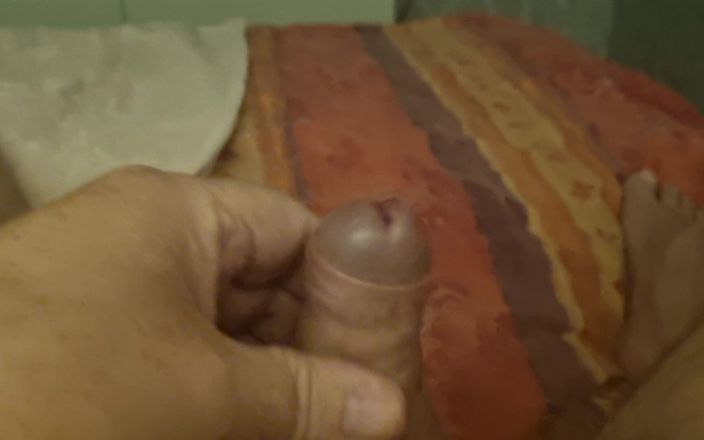 Pellefnatt: Kawan saya suka bermain dengan zakarnya apabila saya menonton.