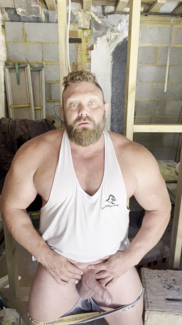 Jack stacked: Muskelbeugung vor dem fitnessstudio