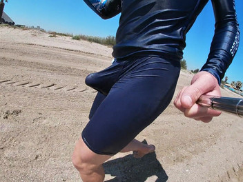 Cool Body: サーファーはライクラ姿で勃起し、人々の喜びのために