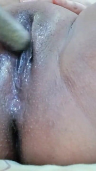 Memek dan pantat hanna dientot habis-habisan pakai dildo dan sikat gigi