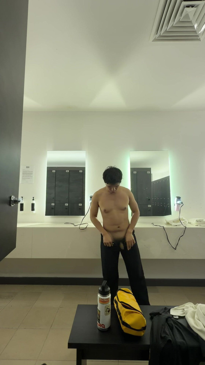 joanraay: 체육관 탈의실에서 알몸