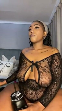 Cewek semok kulit hitam lagi asik menggoda
