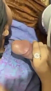 Casal Indiano Do Interior Na Cama Com O Rosto Aberto