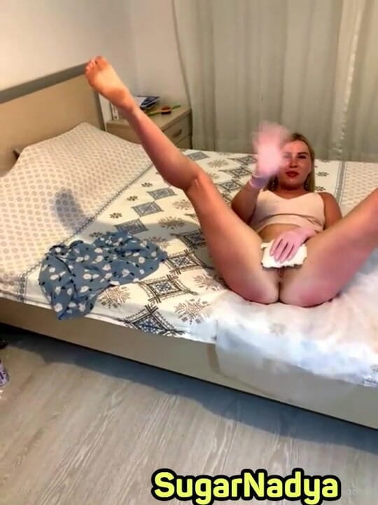 SugarNadya: SugarNadya depila sua buceta molhada enquanto está no hotel, agora...