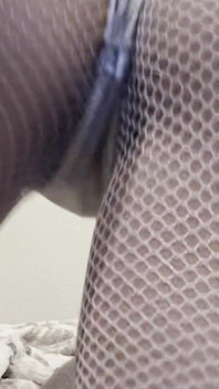 Domme dans des filets de pêche asmr