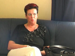 Horny Two really wet MILFs: Zralá zrzka na castingu se svléká a šuká svou kundu robertkem